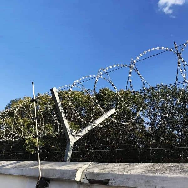 Razor wire Barbed wire Mesh Security jali / pipe Chain link Fence 18