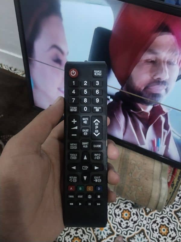 samsung LCD 32 inch sirf aik line hai bech mein 0