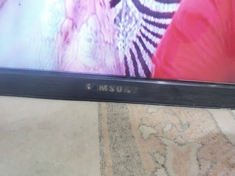 samsung LCD 32 inch sirf aik line hai bech mein 2