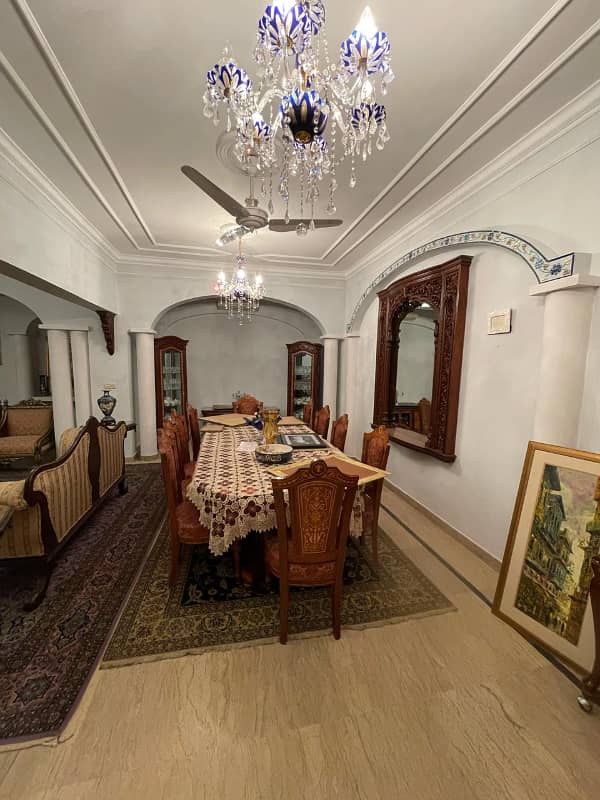 Beautiful house available for sale in f-7 Islamabad at big street, 4 bedrooms with bathrooms, 2 drawing, 2 dining, 2 TVL,5 car porch, All miters separate and water separate, 2 servant quarter with bathrooms, a big lawn and reasonable price 6