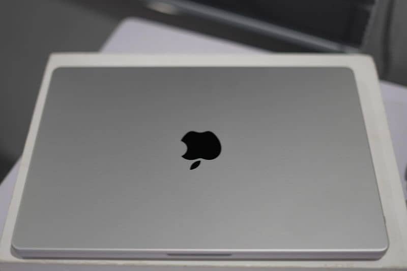 Macbook pro 14.2 inch M3 max chip 1