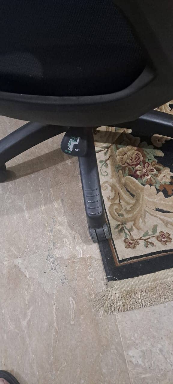 Hardly Used Office Chair - Comfort & Durability Guaranteed 2