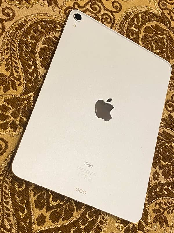 Ipad pro 11 inch 256 Gb. . . 8