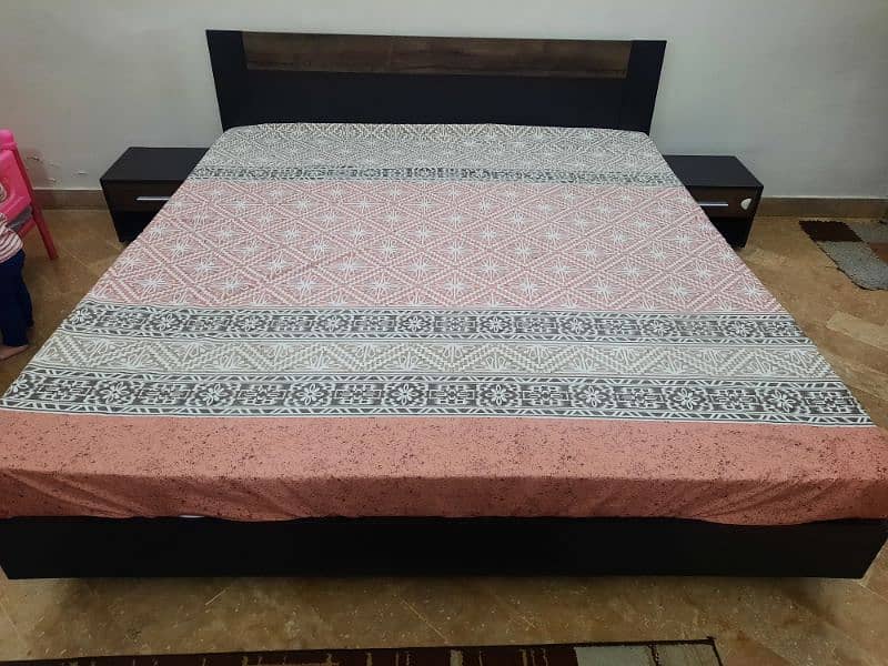 Queen size interwood bed 0