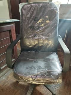 3 office chairs and 1 office table for sale in cheap price. . .