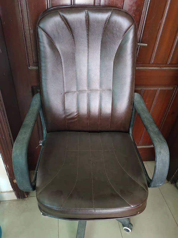 3 office chairs and 1 office table for sale in cheap price. . . 1