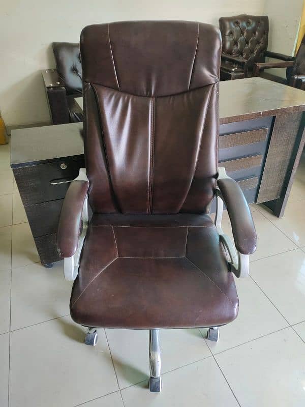 3 office chairs and 1 office table for sale in cheap price. . . 2