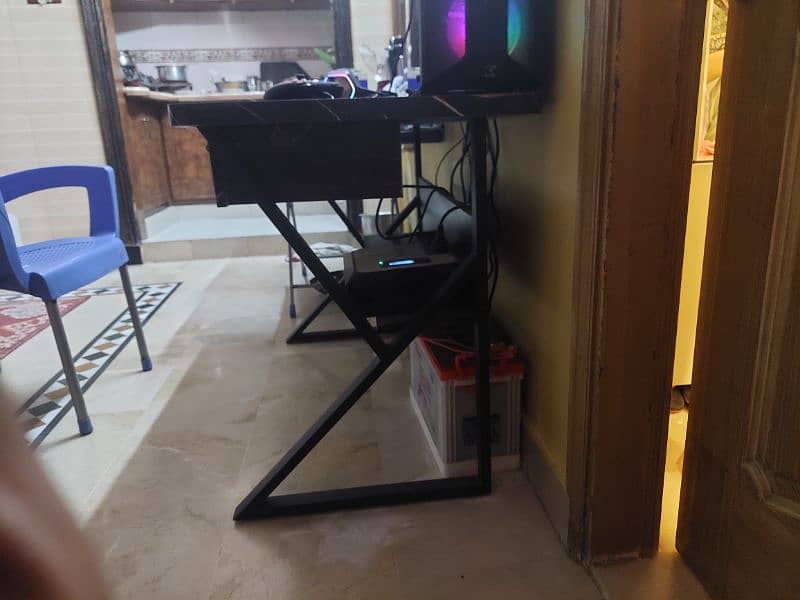 Gaming pc and office used table for sale 3