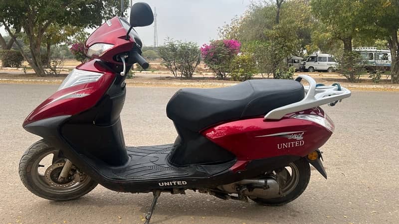 Excellent condition one hand use automatic scooty 3