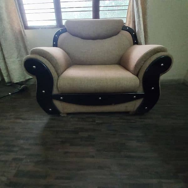 Sofa set in new and good condition 1