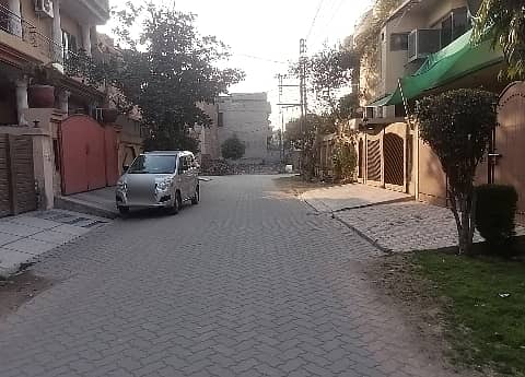 Spacious House Is Available For sale In Ideal Location Of Marghzar Officers Colony 4