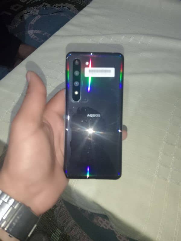 aquos R5g 1