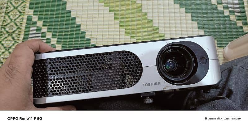 projector & sacreenfor sale 0