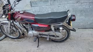 Honda 125 red color looking like new all documents available