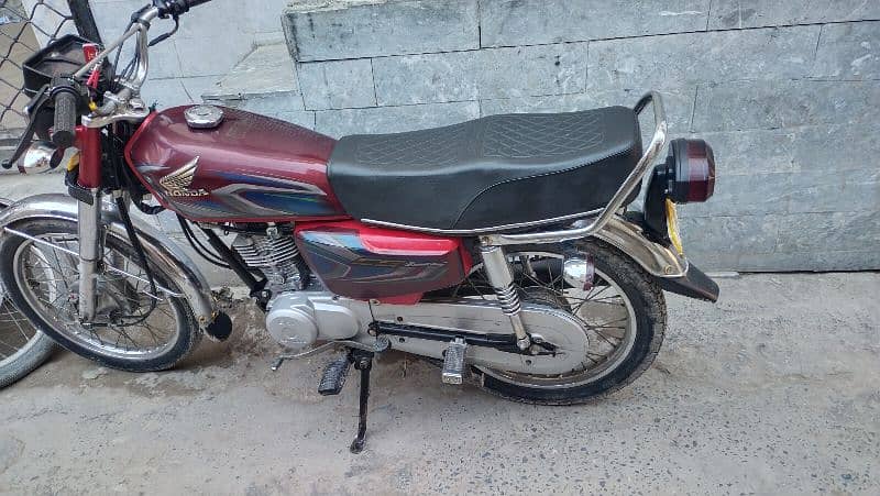 Honda 125 red color looking like new all documents available 0