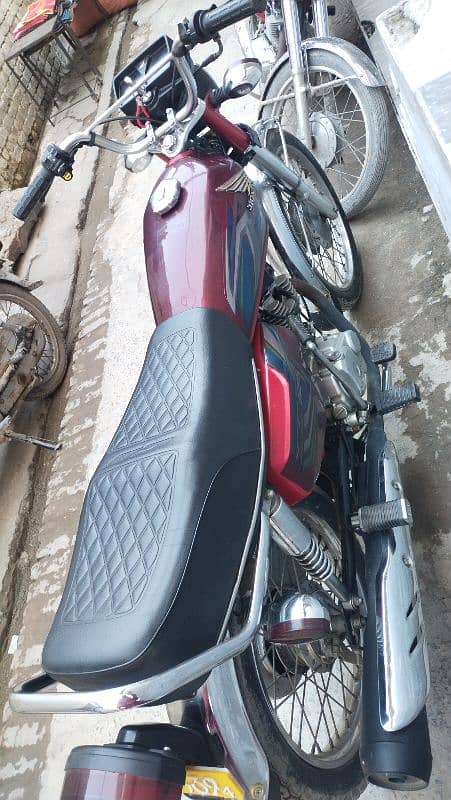 Honda 125 red color looking like new all documents available 2