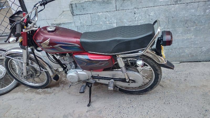 Honda 125 red color looking like new all documents available 5