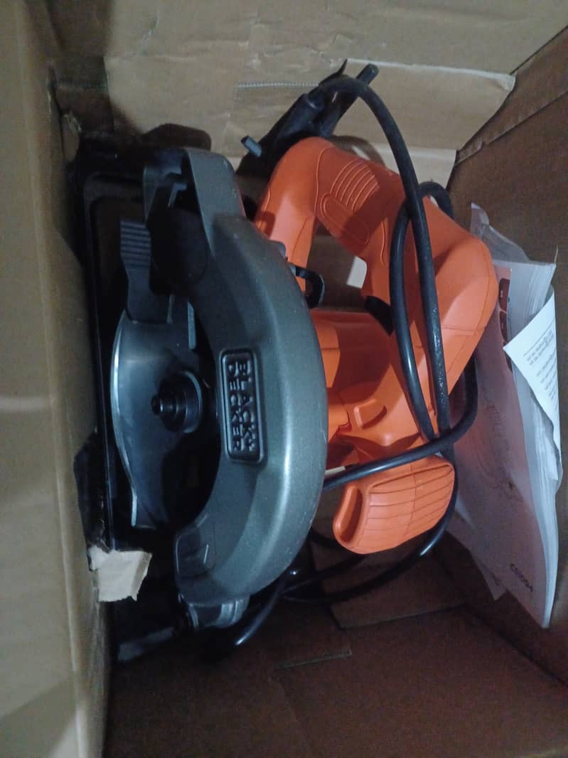 BLACK + DECKER CIRCULAR SAW AND JIGSAEW 2