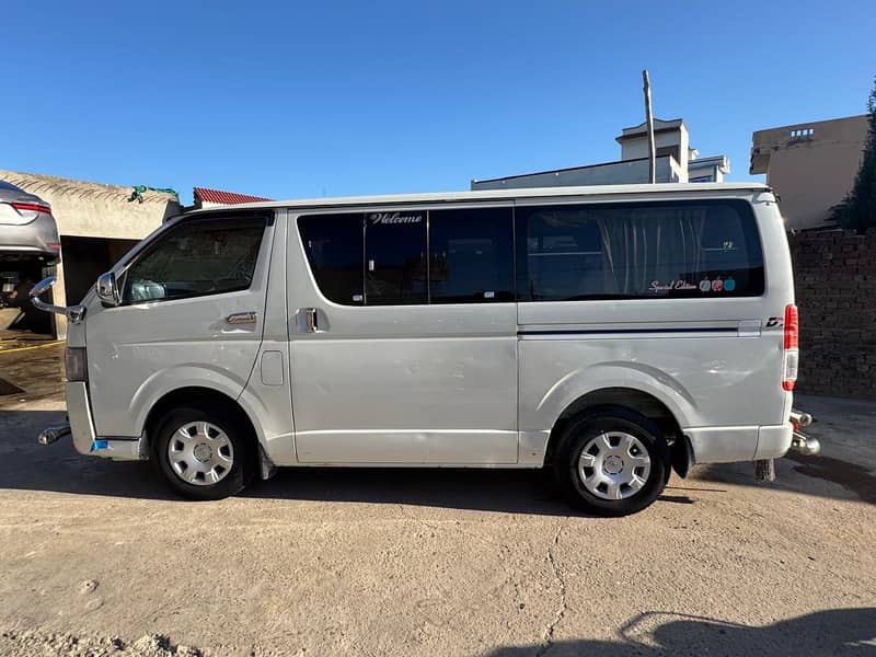 Toyota Hiace 2010 4