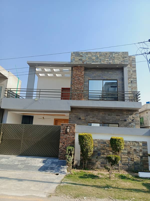 10 Marla Beautiful Complete House available for Rent available 0