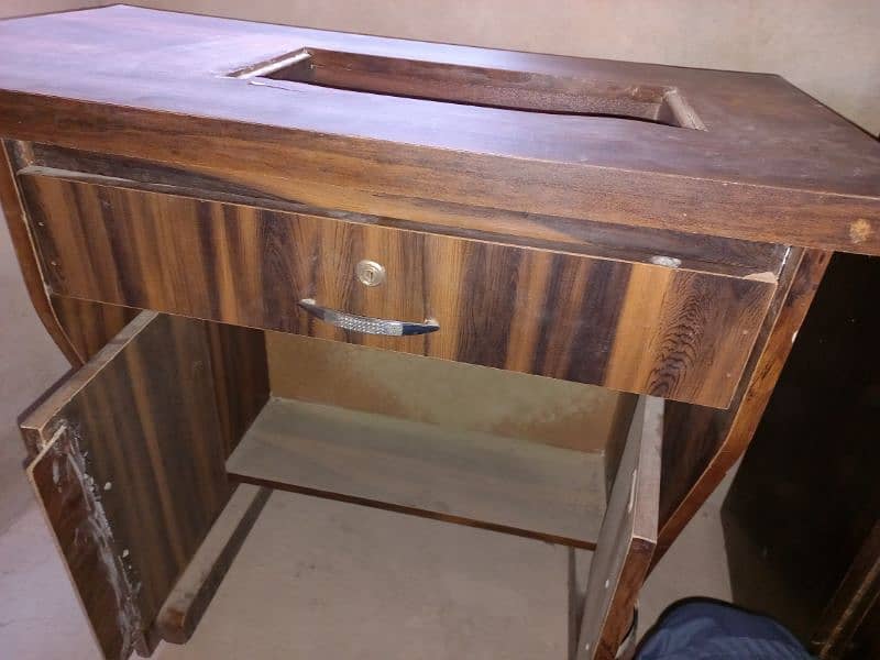 Wooden Sewing Machine Table – Sturdy & Functional 1