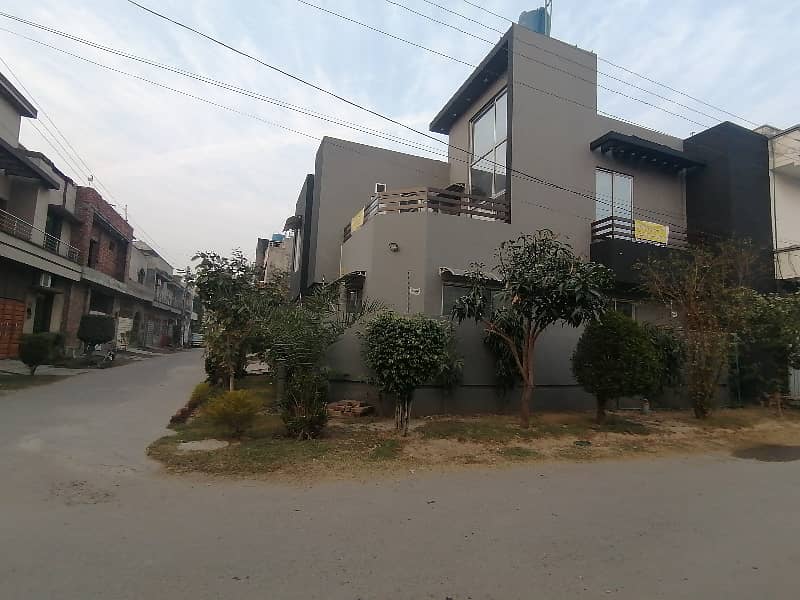 A Prime Location 2025 Square Feet House In Lahore Is On The Market For sale 3