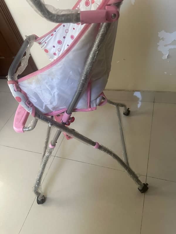 brand new baby high chair in packing 10/10 condition 4