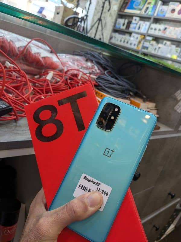 one plus 8T. 12/256.10/10 condition. with box charger 1