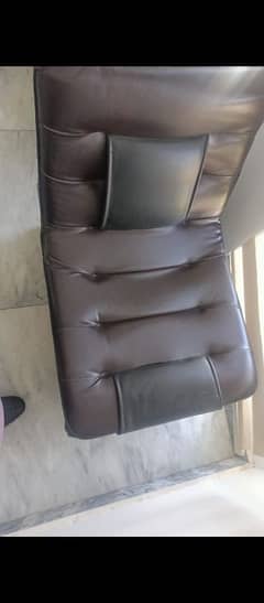 2 sofa 1 seater and 1 sofa 2 seater office k lye bahtreen hy