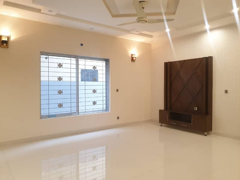 Commercial House Two Kanal For Rent 23