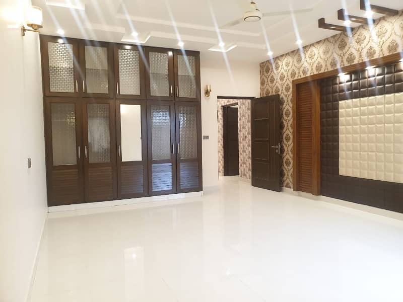 Commercial House Two Kanal For Rent 25