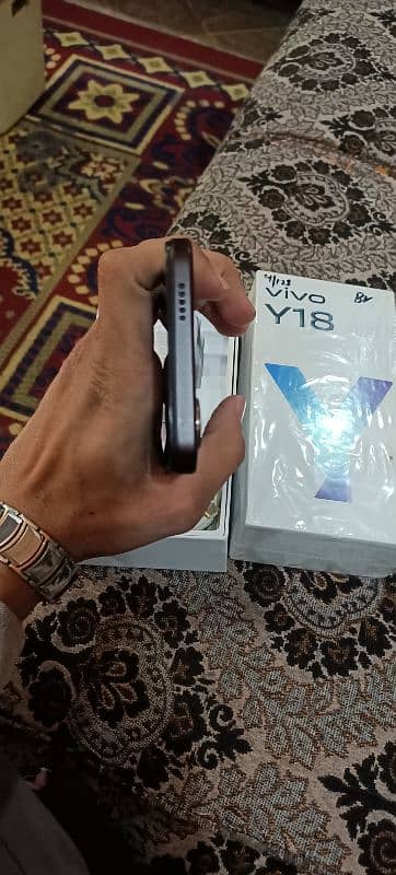 vivo y18 4+128 box+charge 9 month warranty 3