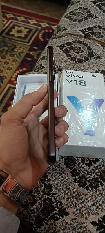 vivo y18 4+128 box+charge 9 month warranty 4