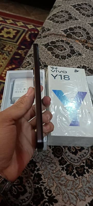 vivo y18 4+128 box+charge 9 month warranty 6