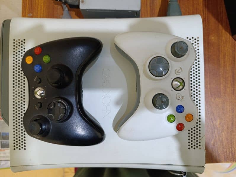 Xbox 360 + 2 Controllers 1