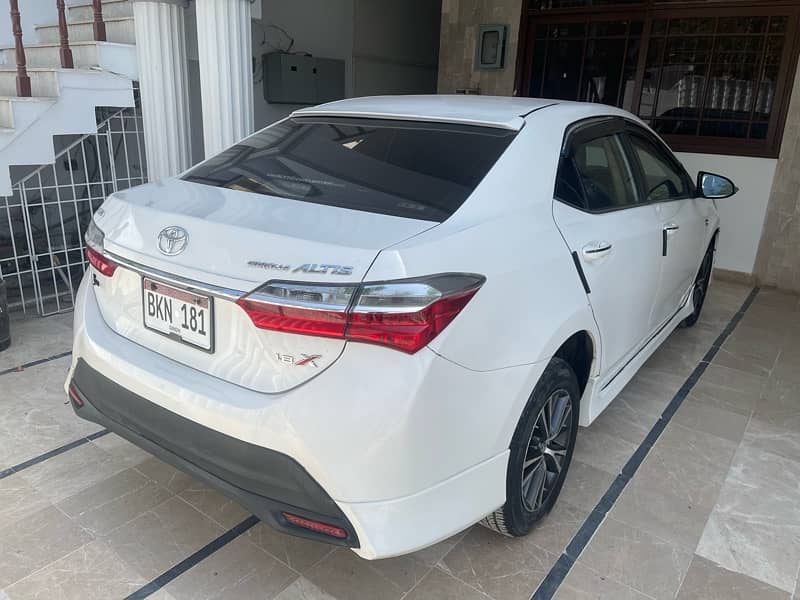 Toyota Corolla Altis Grande 1.8 2017 Full Option 3