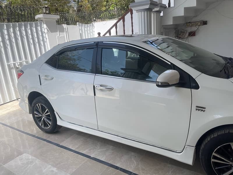 Toyota Corolla Altis Grande 1.8 2017 Full Option 5