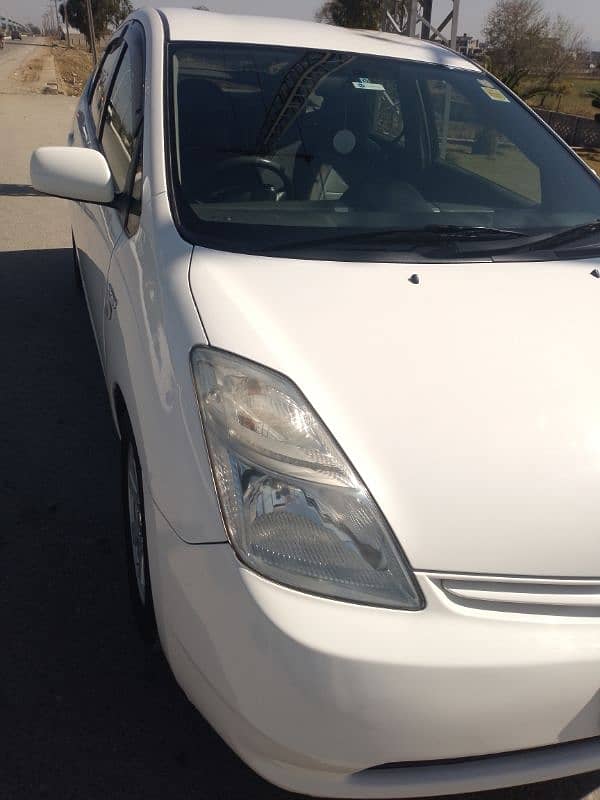 Toyota Prius 2011 at reasonable price. 1