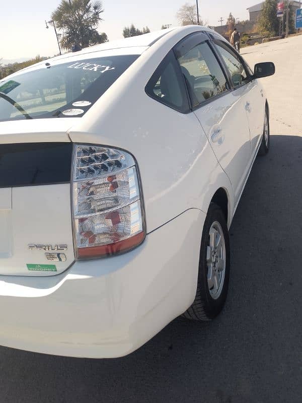 Toyota Prius 2011 at reasonable price. 10