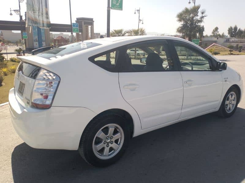 Toyota Prius 2011 at reasonable price. 11