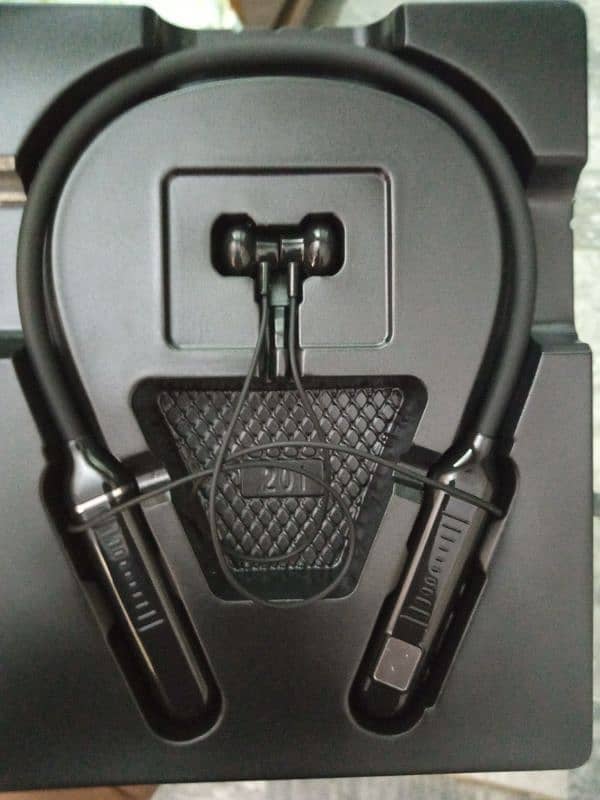 Best quality earphones for sale. Dual play mode(memory card+Bluetooth) 2