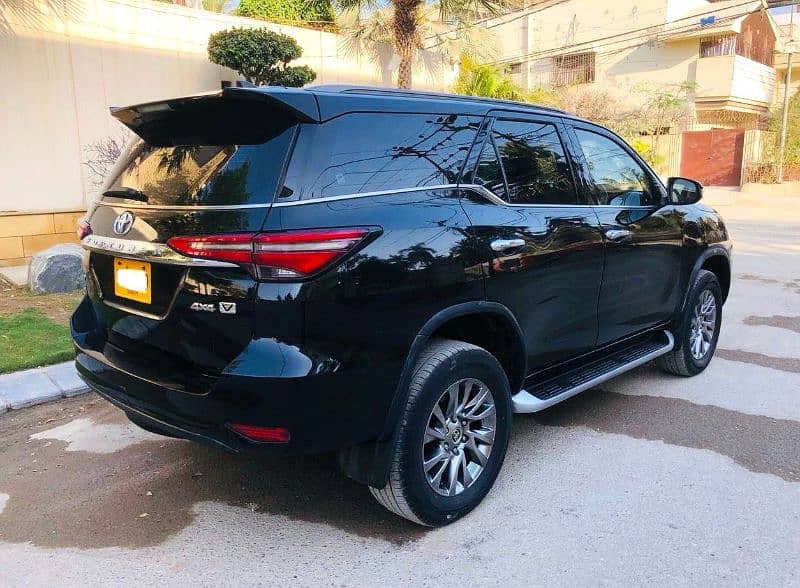 Toyota Fortuner V 2021 2.7 Petro New shape 4