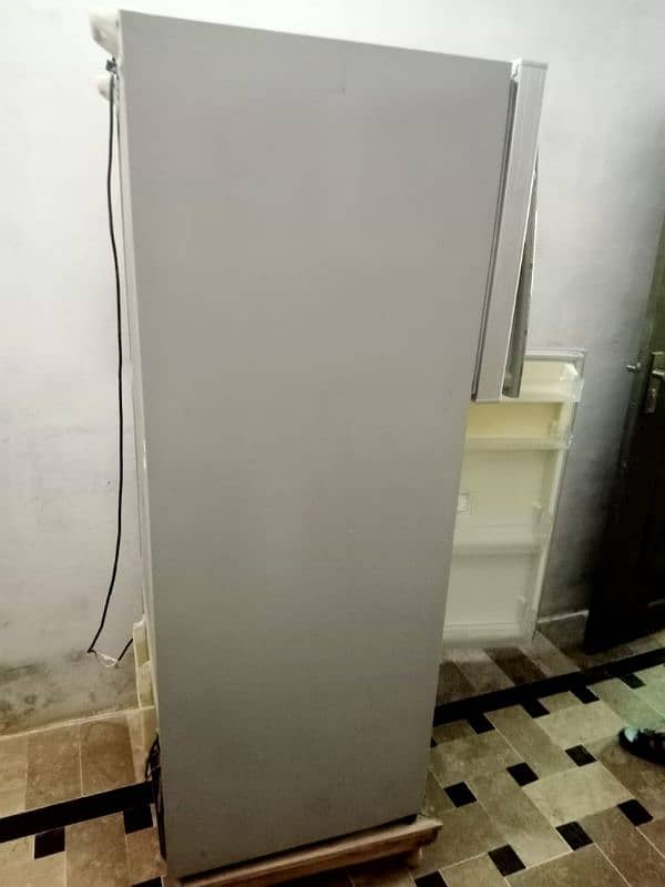 TOSHIBA REFRIGERATOR -FREEZER  HYBRID GUARD SYSTEM 4