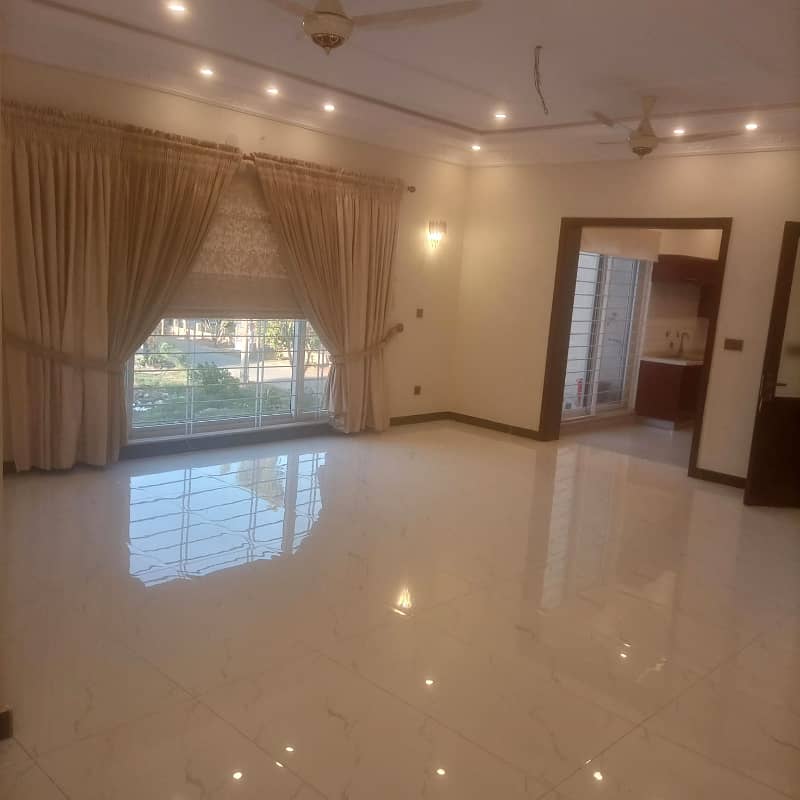 one kanal furnished house for sale facing park 60feet road 3