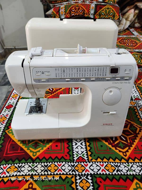 Singer 7900 DX Computerized Sewing Machine 0