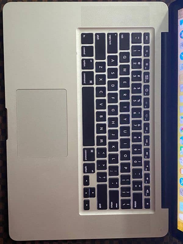 MacBook Pro ( 15-inches, early 2011) 1