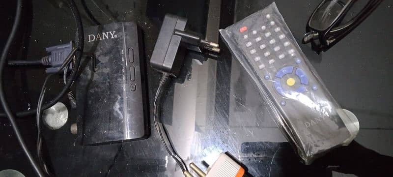 Danny tv device ha remote charger Sath ha pc lcd ko cabel wali banaye 1