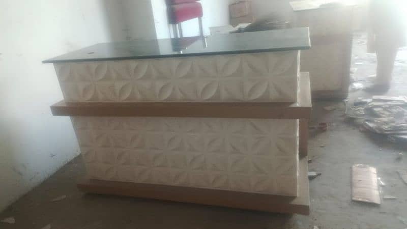 usable Lakdi counter Upar hai granite 1