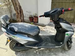 Electric scooti new condition 8 month Hoye hai abi