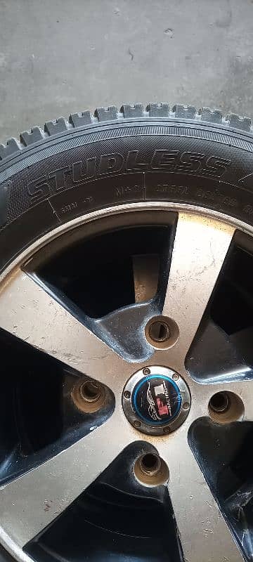 4 Tyre with alloy rims 4